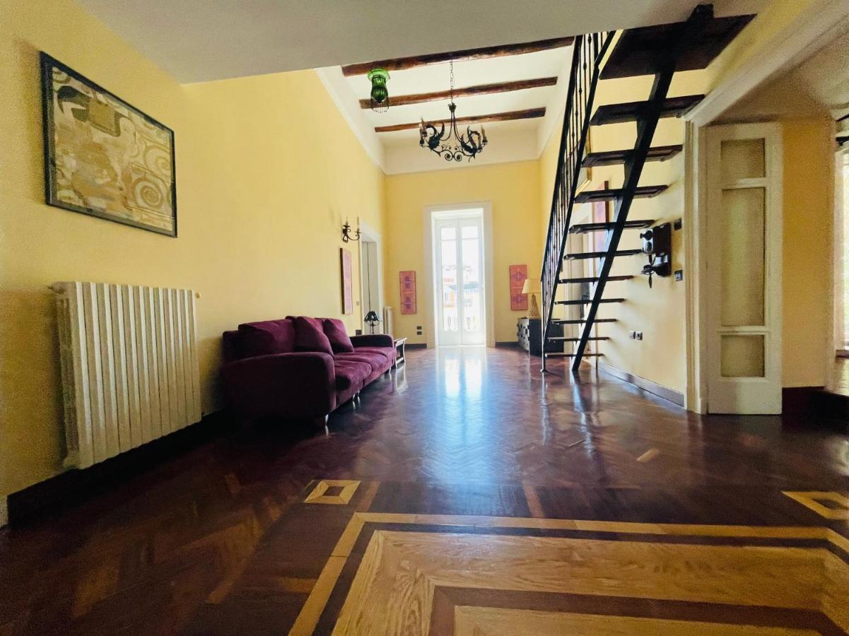 Sul Teatro San Carlo Napels