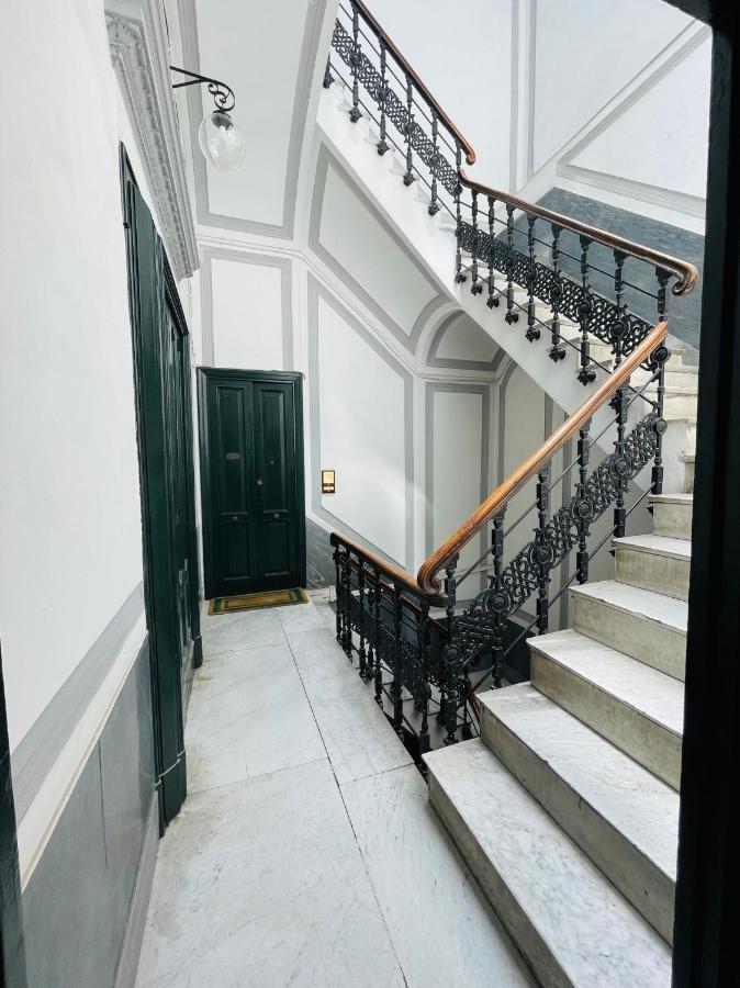 Sul Teatro San Carlo * Naples
